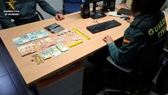 Droga y dinero incautado por la Guardia Civil a un matrimonio de Ponteareas