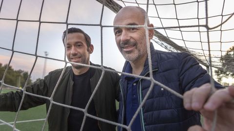 O adestrador Adrián Vázquez (á esquerda) e o presidente Julián Ferreiro, este xoves no campo de Cepelo.
