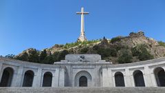 Vista del mausoleo y la cruz de piedra que corona el Valle los Ca�dos