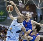 Pep Ortega captura un rebote en el derbi ante el COB. 