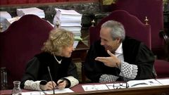 Los fiscales Madrigal y Moreno conversan en el juicio por el 1-0