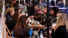 Varias personas sentadas en una terraza de Oviedo