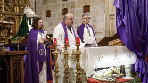 Viacrucis en el interior de la iglesia de Rianxo