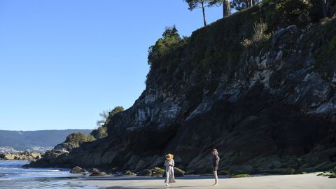 Turistas en la playa de Lapam�n, en Bueu.