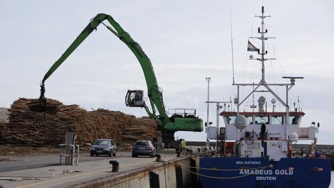 Barco cargando madera de montes mari�anos en el puerto comercial de Burela