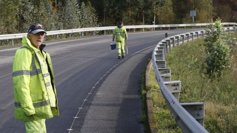 <span lang= gl >O �nico proxecto de infraestruturas que se est� executando actualmente � a mellora da LU-540 (en imaxe, pintado de l�neas), segundo destaca o BNG</span>
