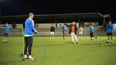 Imagen de una sesin de entrenamiento del Boiro en el campo de Vista Alegre.