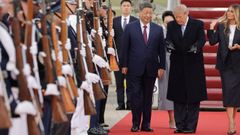 Trump gesticula ante Xi Jinping durante el recibimiento al presidente chino en la base Andrews de Maryland