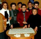 Las palilleiras de Mux�a le enviaron un mantel. 