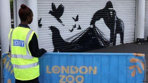 Un gorila abriendo una va de escape para los animales del zoo ha sido la ltima pintura.