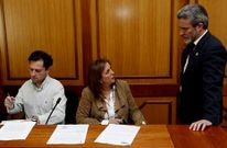 El alcalde, de pie, charla con la portavoz del PP en uno de los �ltimos plenos.