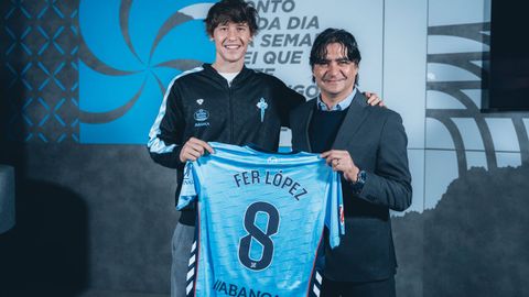 Marco Garc�s y Fer L�pez, tras la firma del contrato del canterano del Celta.
