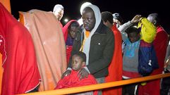 Immigrantes llegan al puerto de Motril despu�s de serem rescatados
