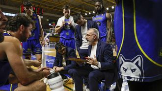 Moncho L&oacute;pez imparte indicaciones a sus jugadores en el banqillo del Pazo