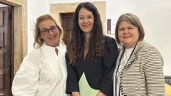 Mar�a Rozas (Compostela Aberta), en el centro, present� ayer la puesta en marcha del procedimiento para licitar la gesti�n del centro.
