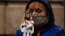 Una mujer carga una imagen de San Cayetano ayer durante la celebraci�n de su d�a, en Buenos Aires