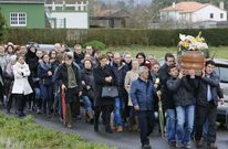 La comitiva f�nebre llegando a la iglesia parroquial de San Cremenzo de Pazos. 