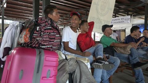 Una maleta rosa con ruedas delata a Jos� Mart�nez. Se ha ido de su pa�s, para no volver, al menos mientras contin�e la crisis pol�tica y econ�mica en Venezuela
