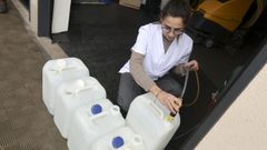 Una trabajadora rellenando garrafas de agua