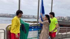 La concejala de Medio Ambiente, Yoya Neira, izando este lunes la bandera azul de la playa de Riazor
