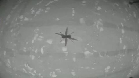 Sombra de Ingenuity en la superficie del planeta vista desde su c�mara