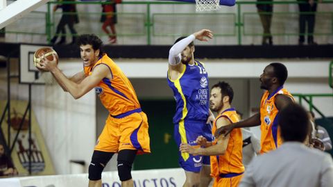 Sergio Olmos captura un rebote durante el Burgos- COB del pasado ejercicio