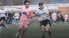 La jugadora de As Celtas Mar�a Nogueira, que entr� en la segunda parte, pugna por un bal�n con una rival del Burgos.