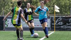 Sabela progresa entre dos jugadoras visitantes