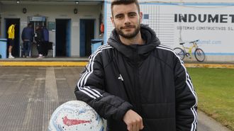 Arturo Calvo posa ante la caseta del estadio Kiko Rey de Cantarrana. 