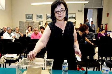 Helena G�mez, votando el d�a en el que sali� elegida presidenta de la federaci�n de APA.