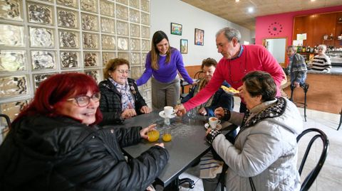 La alcaldesa, de violeta, en el bar del centro social con algunas vecinas. 