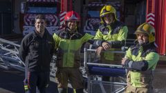 Honorino Ra�a, a la izquierda, con compa�eros de una guardia del parque de bomberos de Ordes