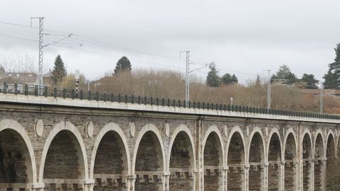 Los postes y la catenaria sobre el hist�rico viaducto de A Chanca de Lugo