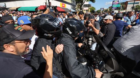 La lder antichavista se retira de la manifestacin