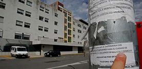 Una auxiliar de enfermer�a ofrece servicios de  cuidado de enfermos en un cartel colgado junto a un hospital.