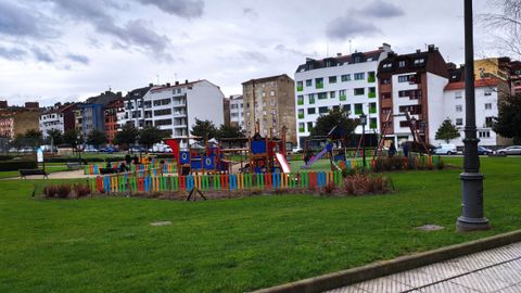 Parque infantil en la plaza �ngel Gonz�lez, en Oviedo.