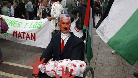 Miles de persona participan este domingo en Gijn en la manifestacin convocada bajo el lema 'No a las guerras' por la plataforma 'Asturias por la paz', que aglutina a unas 40 organizaciones de Asturias, en conmemoracin del Da Internacional de la Paz este 21 de septiembre.