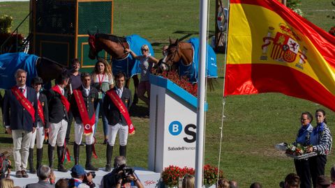 El equipo espa�ol compuesto por los jinetes Laura Roquet (2i), Mikel Aizpur�a (c), Manuel Fern�ndez Saro (2d) y Eduardo �lvarez Aznar (d) acompa�ados del jefe de equipo, Marco Fuste (i), tras imponerse en la Copa de Naciones del Concurso de Saltos Internacional Oficial de Espa�a que se disputa en el hip�dromo de Las Mestas, en Gij�n.