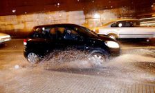 Las intensas lluvias de ayer volvieron a generar bolsas de aguas en varias zonas de la ciudad.