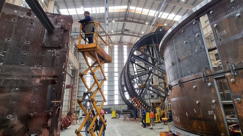 Trabajadores de Citic Censa construyen equipos de molienda en O Porrio.