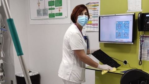 M�nica Espasand�n. Limpiadora de urgencias. Aunque con m�s experiencia, se confiesa decepcionada. �No hemos aprendido nada de la primera ola, y ahora vemos las consecuencias�, opina.