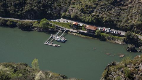 Otro aspecto del embarcadero de Doade desde el mirador. De este lugar parten las rutas de catamaranes del can del Sil