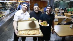 Campio (en el centro), con dos compa�eros del equipo de la cafeter�a del Marcide, en una foto tomada este mi�rcoles