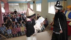 Batalla infantil de moros y cristianos en Rairiz de Veiga