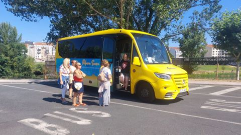 El bus lanzadera de Monforte al embarcadero de Ponte do Sil sale del aparcamiento del Parque dos Condes