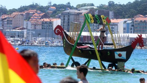 Festa da Dorna: Rejata de Embarcasi�ns feitas a machada e pan de millo na playa de Coroso