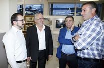 Manuel Ruiz y V�ctor Reiriz no quisieron perder la oportunidad de felicitar a los impulsores de la pr�spera empresa ribeirense.