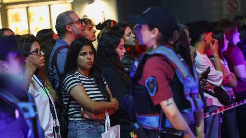 Los fans se congregaron a las puertas del hotel donde se alojaba el cantante. 