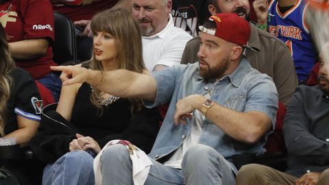 Taylor Swift y Travis Kelce durante un partido de los New York Knicks en mayo