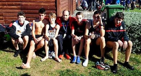 El equipo cadete noi�s, con su entrenador en Marina D?or.